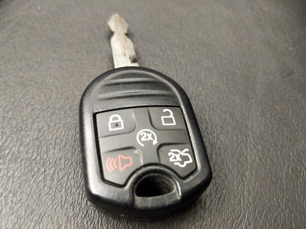 2013 Ford Taurus - Keys