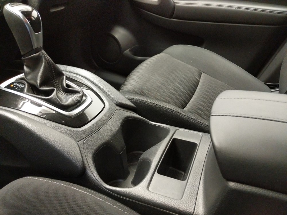 2017 Nissan Rogue - Center Console/Cup Holders