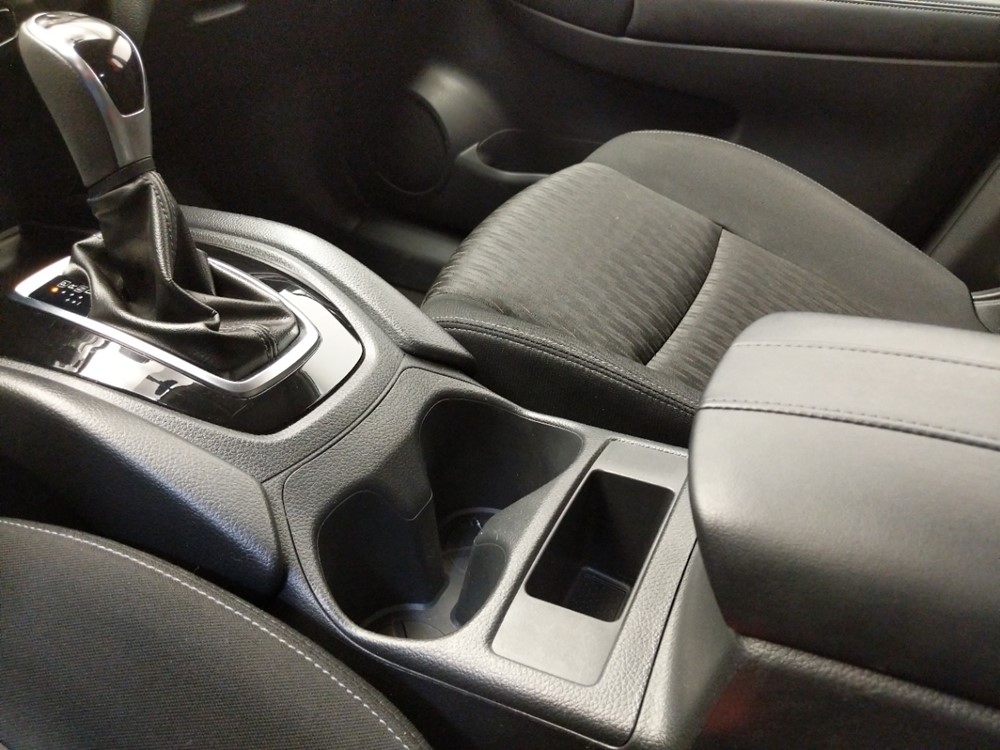 2017 Nissan Rogue - Center Console/Cup Holders