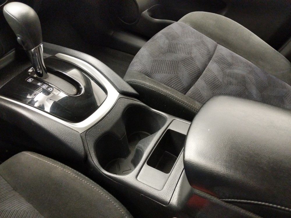2015 Nissan Rogue - Center Console/Cup Holders