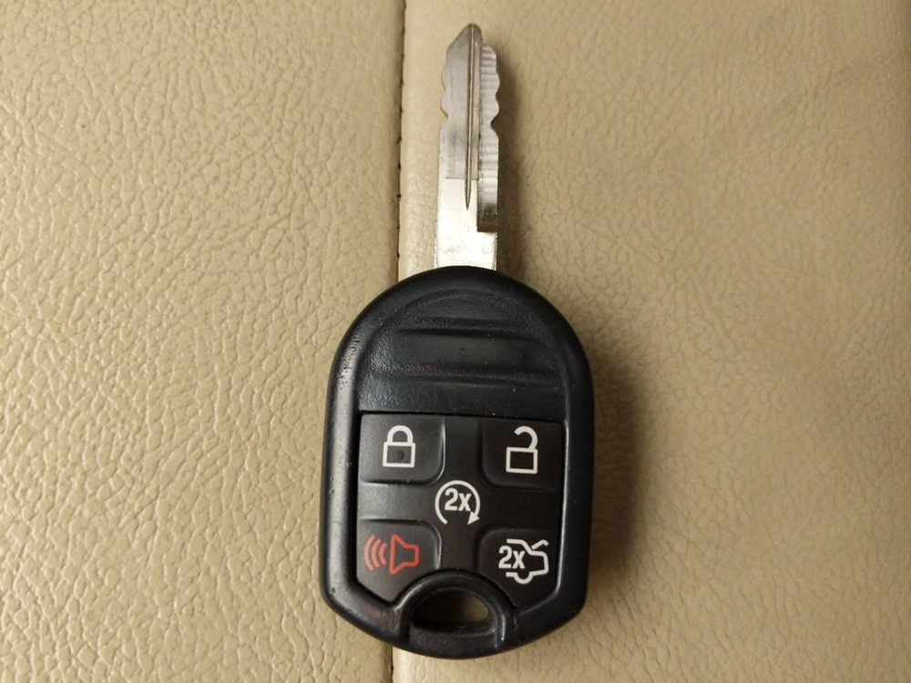 2015 Ford Taurus - Keys