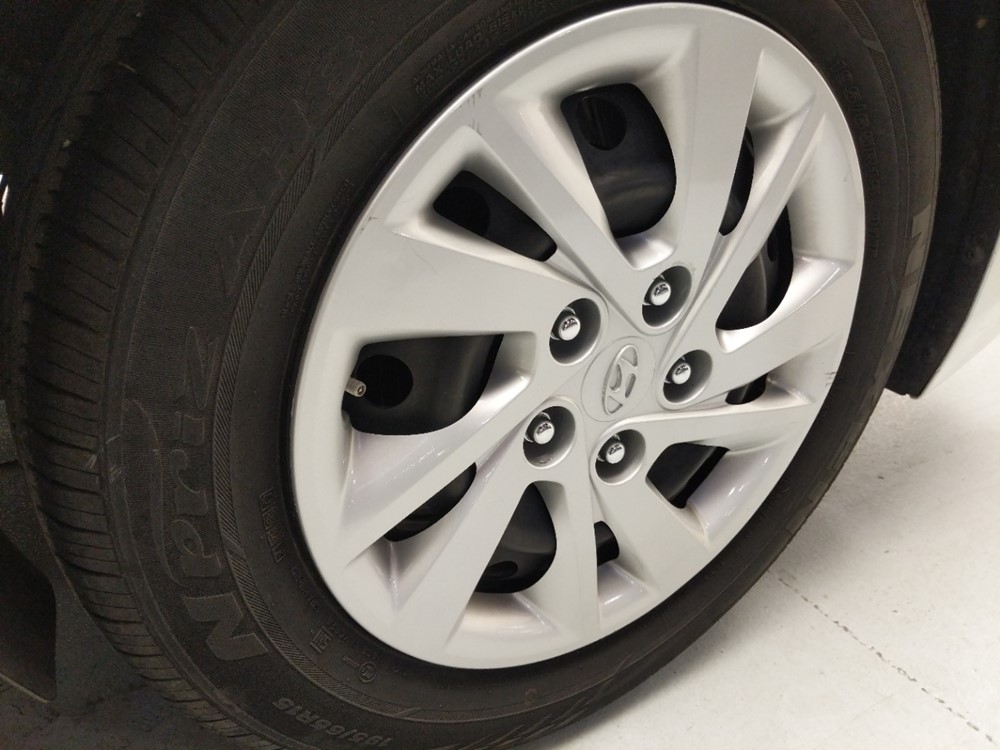 2017 Hyundai Elantra - Wheel
