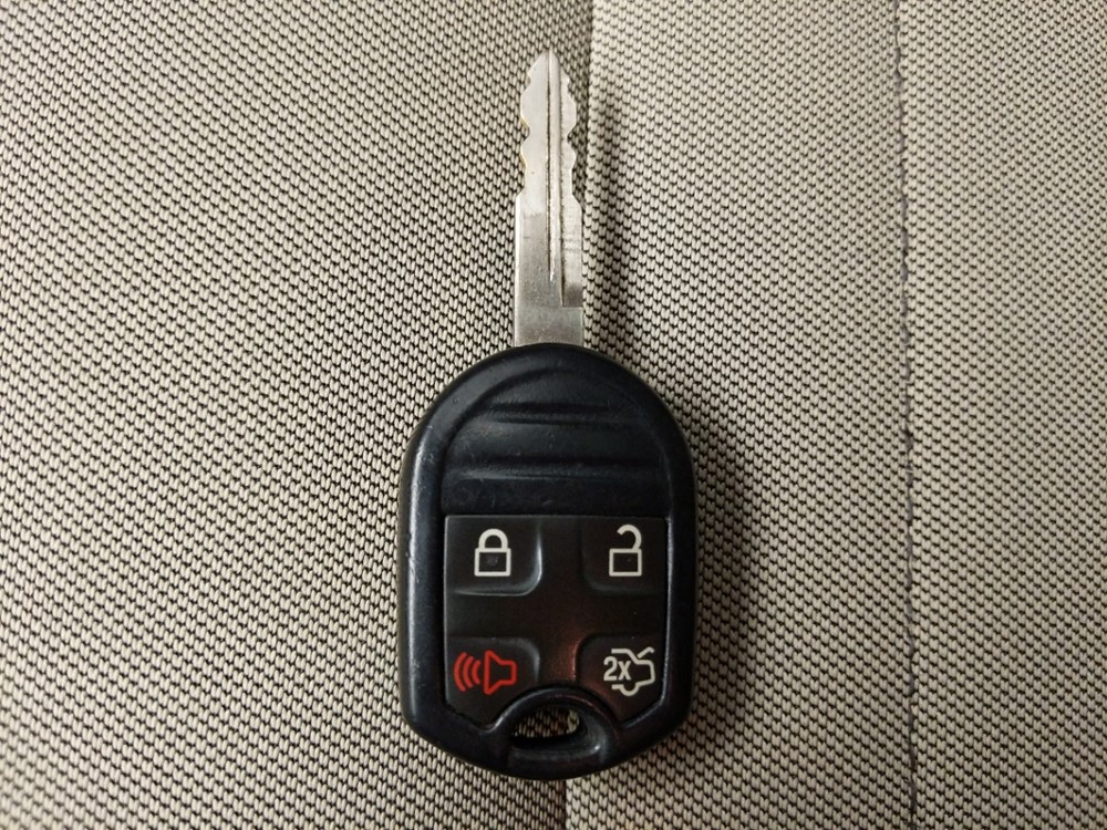 2016 Ford Taurus - Keys