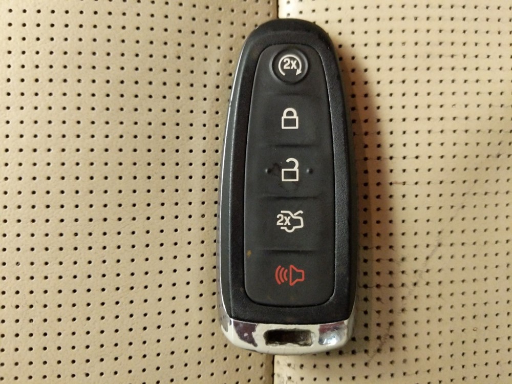 2013 Ford Taurus - Keys
