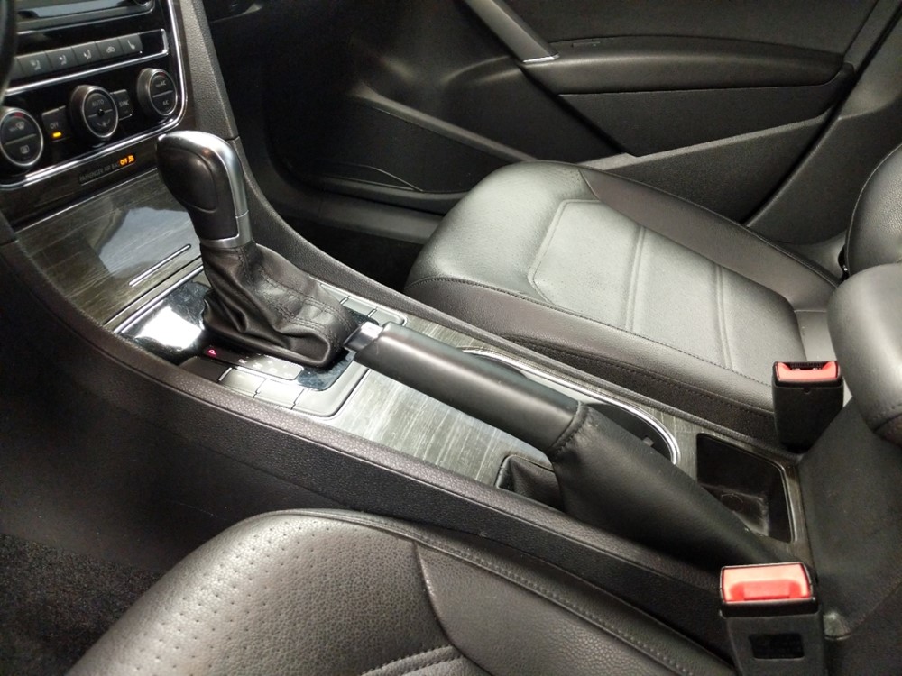 2016 Volkswagen Passat - Center Console/Cup Holders