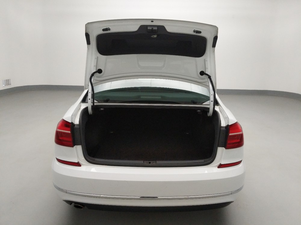 2016 Volkswagen Passat - Trunk