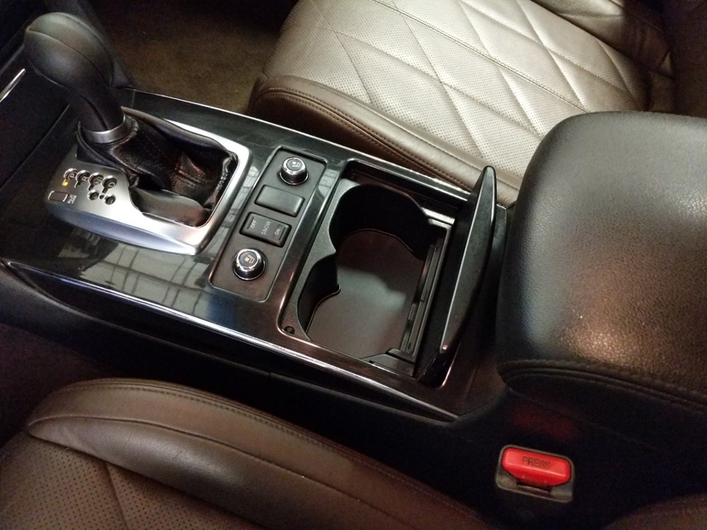 2010 INFINITI FX35 - Center Console/Cup Holders