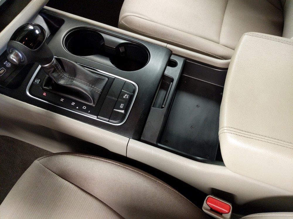 2015 Kia Sedona - Center Console/Cup Holders
