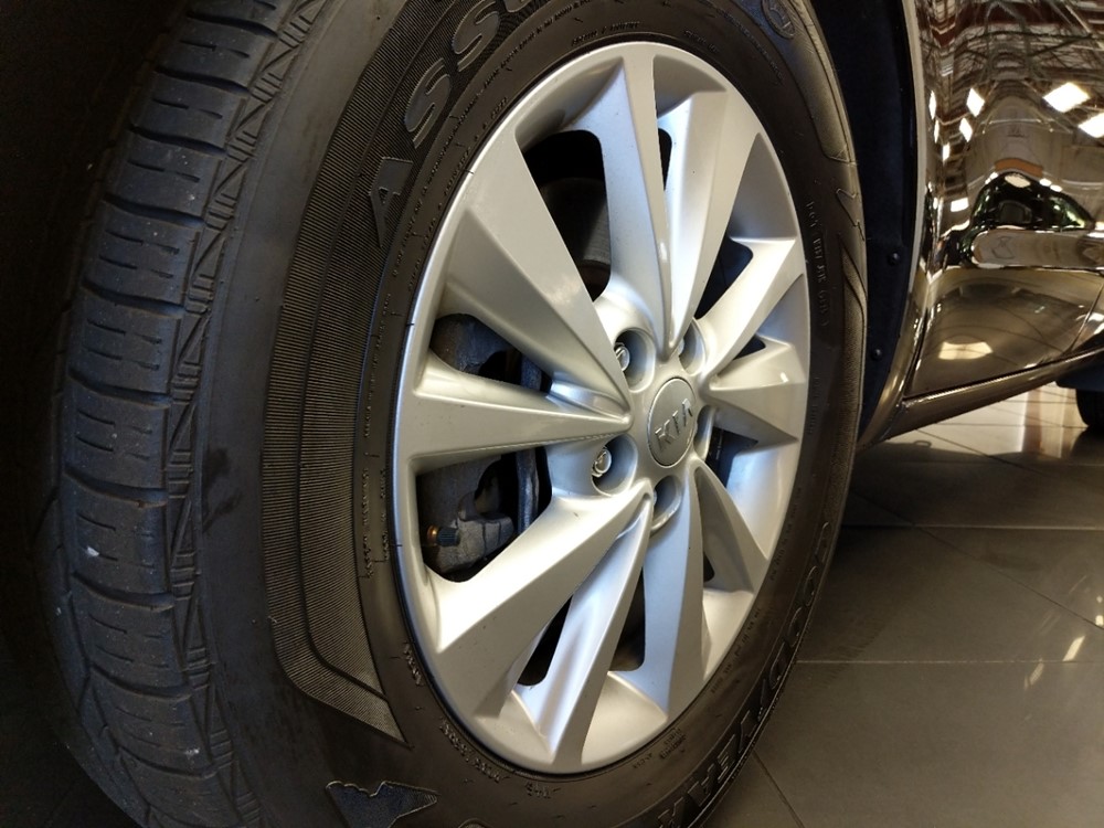 2015 Kia Sedona - Wheel