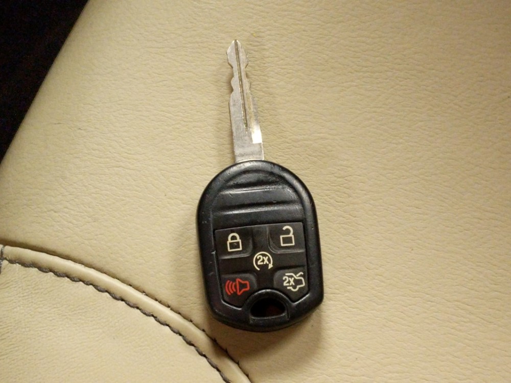 2013 Ford Taurus - Keys