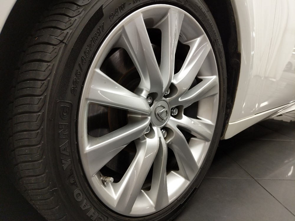 2016 Lexus IS 200t - Wheel