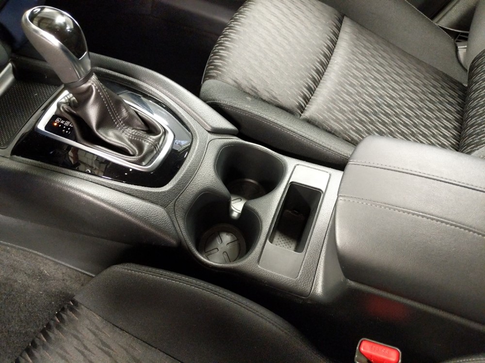2018 Nissan Rogue - Center Console/Cup Holders