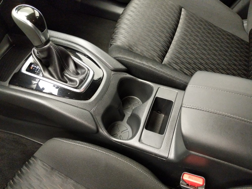 2017 Nissan Rogue - Center Console/Cup Holders