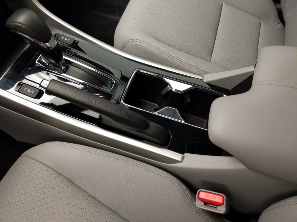 2017 Honda Accord - Center Console/Cup Holders