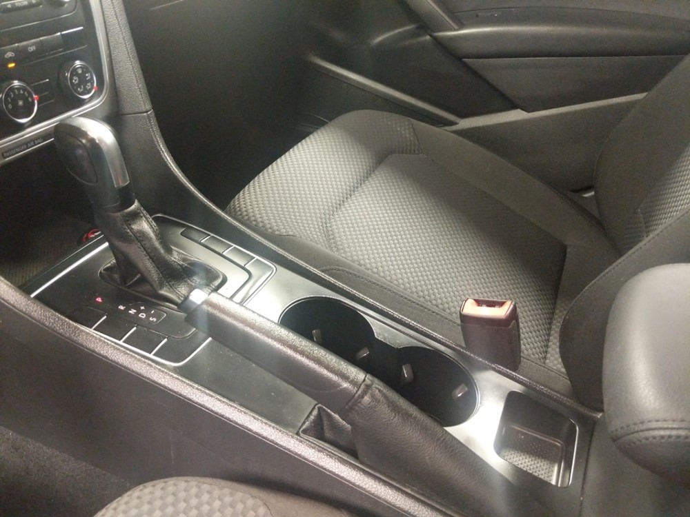 2015 Volkswagen Passat - Center Console/Cup Holders