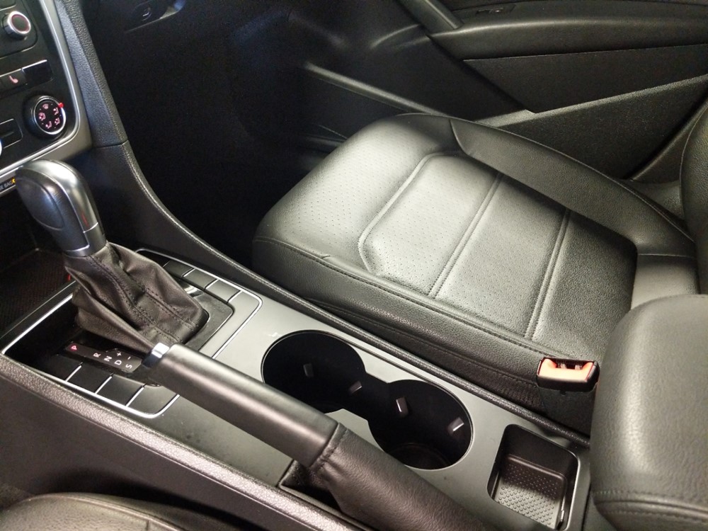 2014 Volkswagen Passat - Center Console/Cup Holders