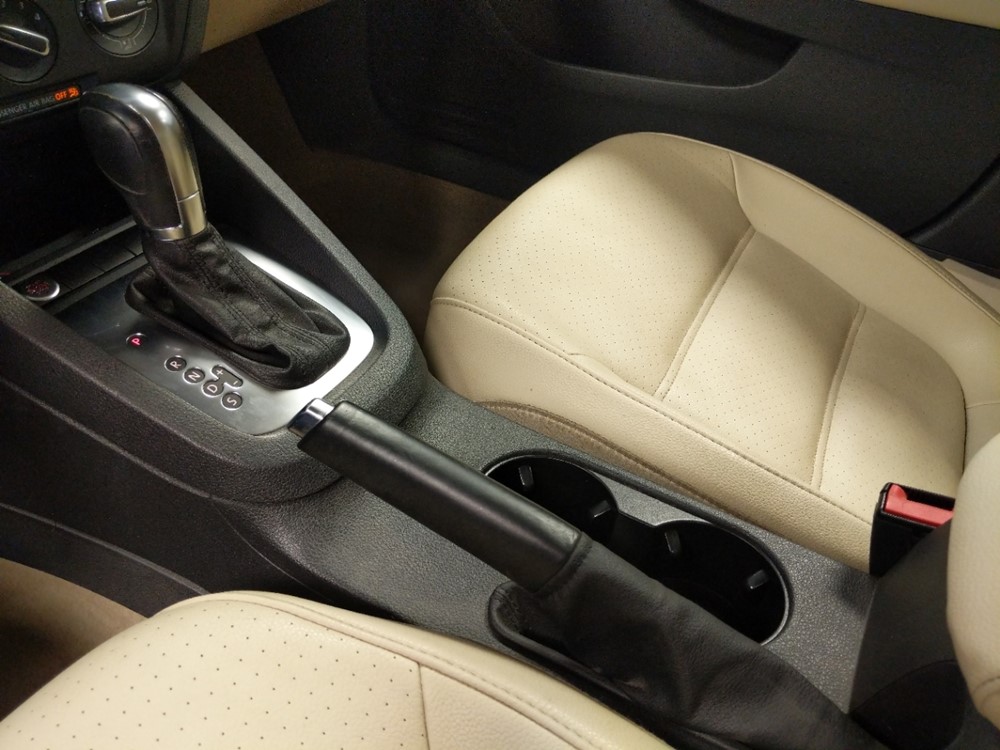 2014 Volkswagen Jetta - Center Console/Cup Holders