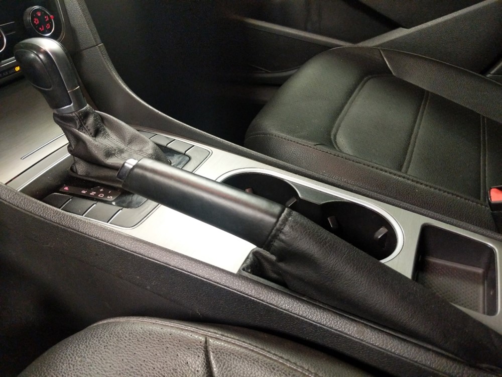 2014 Volkswagen Passat - Center Console/Cup Holders