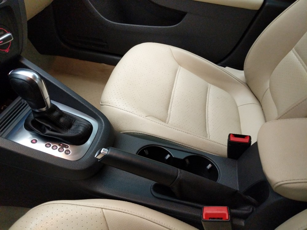 2014 Volkswagen Jetta - Center Console/Cup Holders