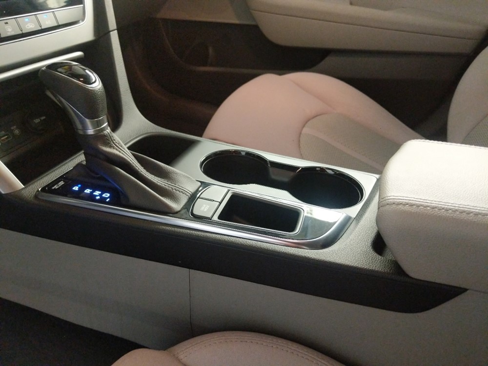 2017 Hyundai Sonata - Center Console/Cup Holders