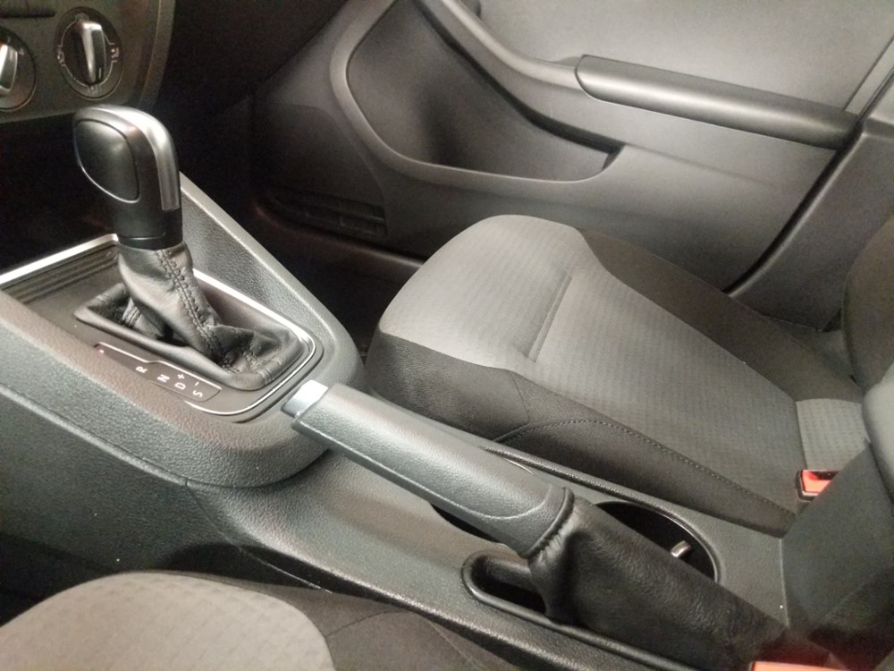 2017 Volkswagen Jetta - Center Console/Cup Holders