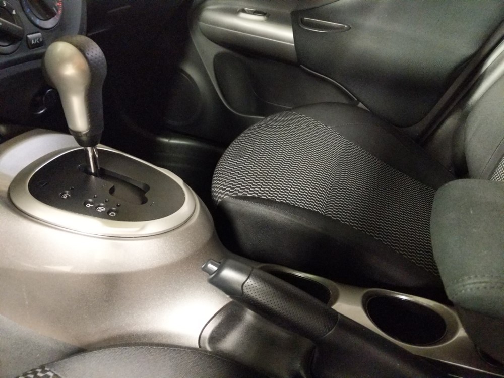 2016 Nissan JUKE - Center Console/Cup Holders
