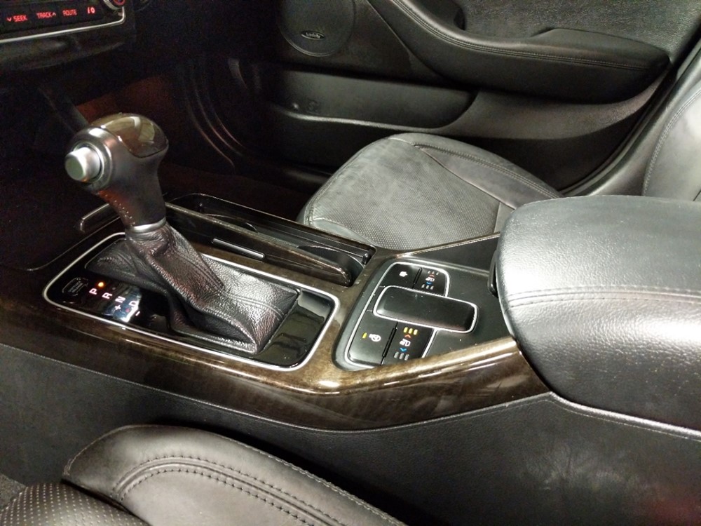 2015 Kia Cadenza - Center Console/Cup Holders