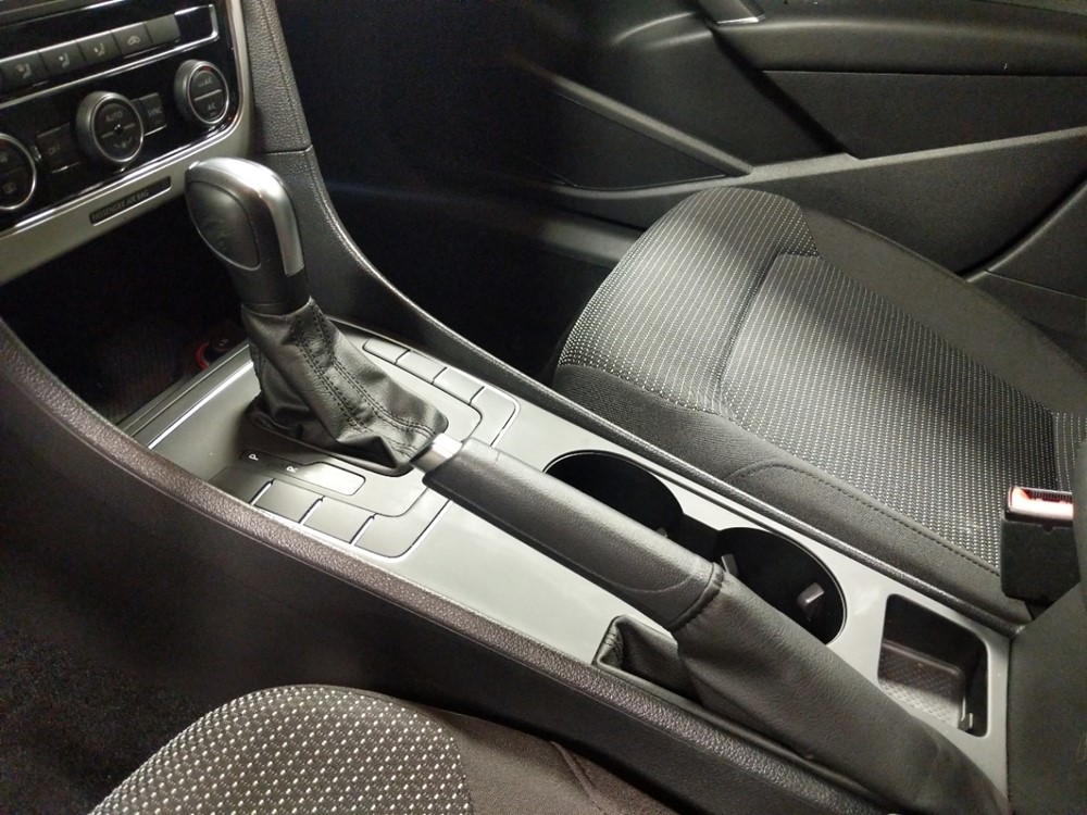 2016 Volkswagen Passat - Center Console/Cup Holders