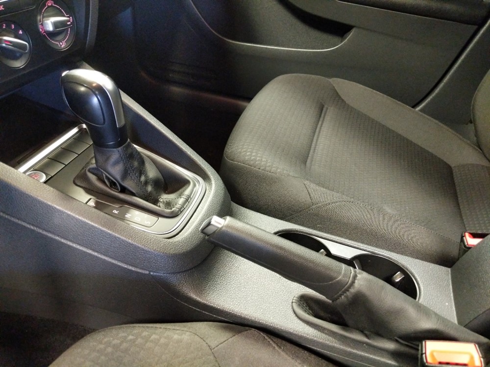 2016 Volkswagen Jetta - Center Console/Cup Holders