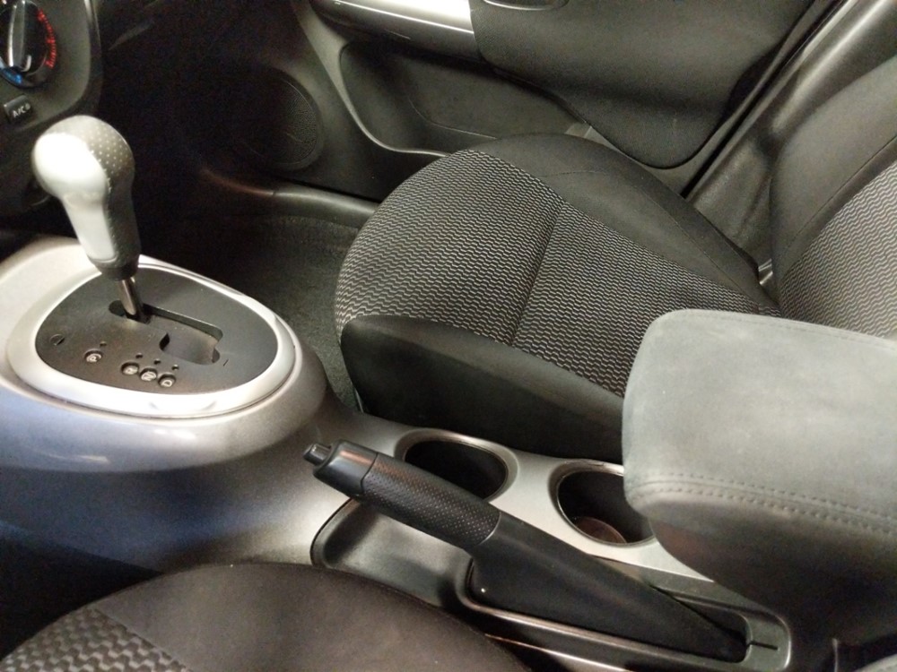 2015 Nissan JUKE - Center Console/Cup Holders