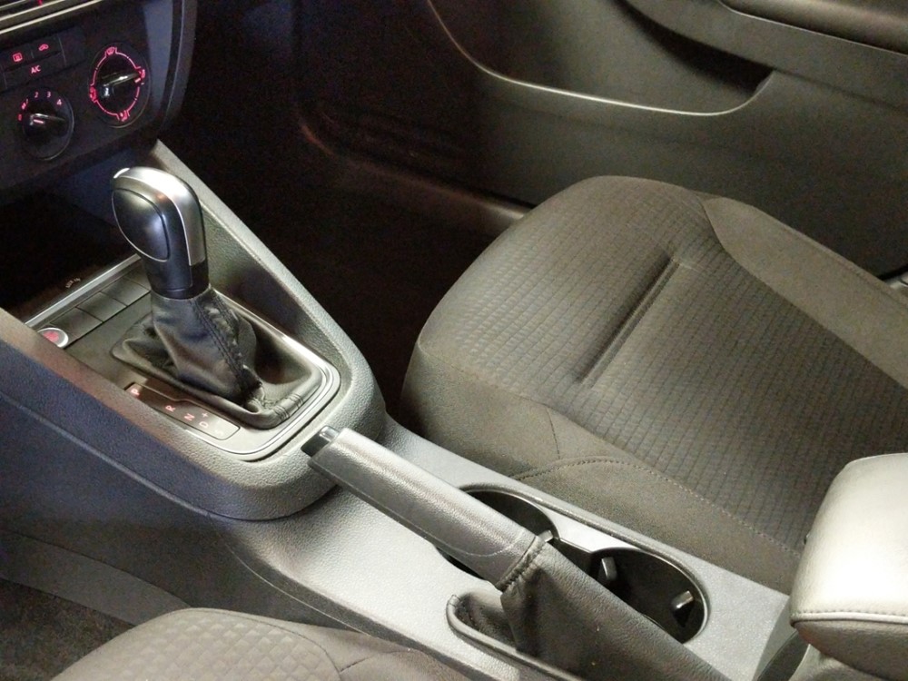 2015 Volkswagen Jetta - Center Console/Cup Holders