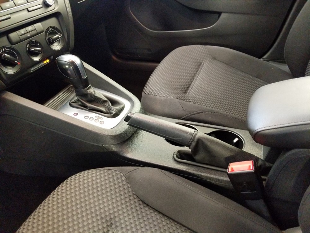 2014 Volkswagen Jetta - Center Console/Cup Holders