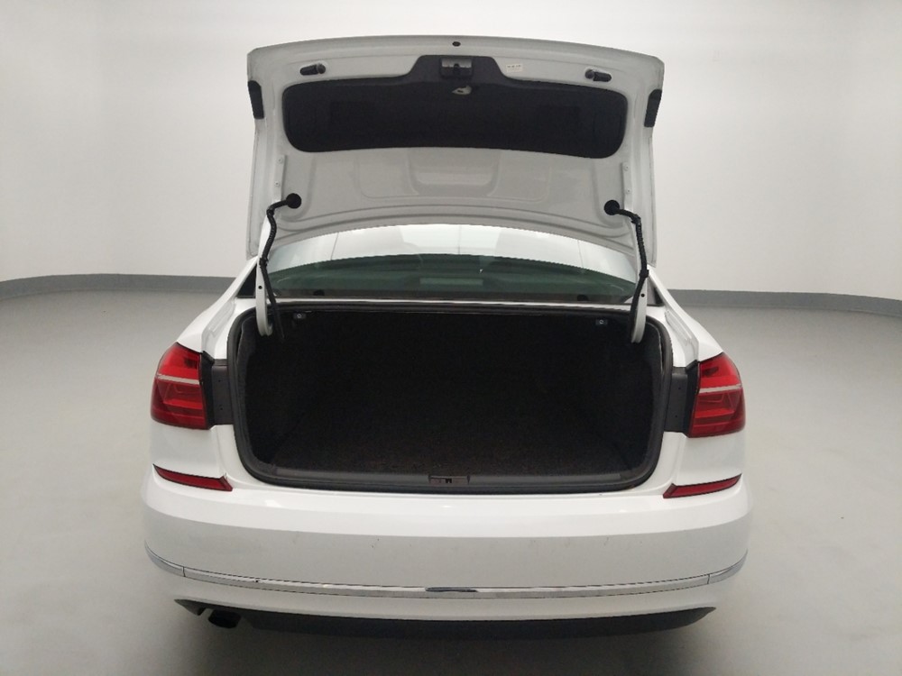 2016 Volkswagen Passat - Trunk