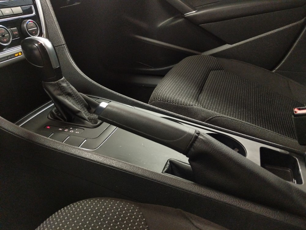 2016 Volkswagen Passat - Center Console/Cup Holders