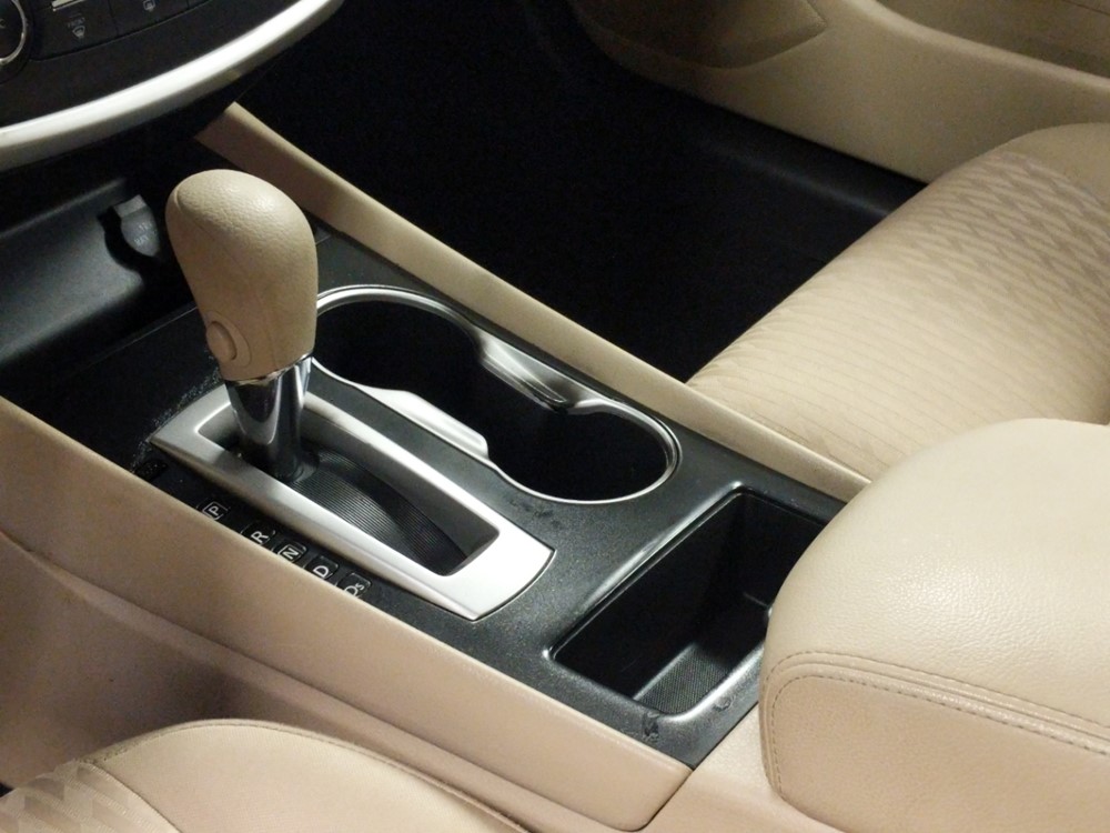 2017 Nissan Altima - Center Console/Cup Holders