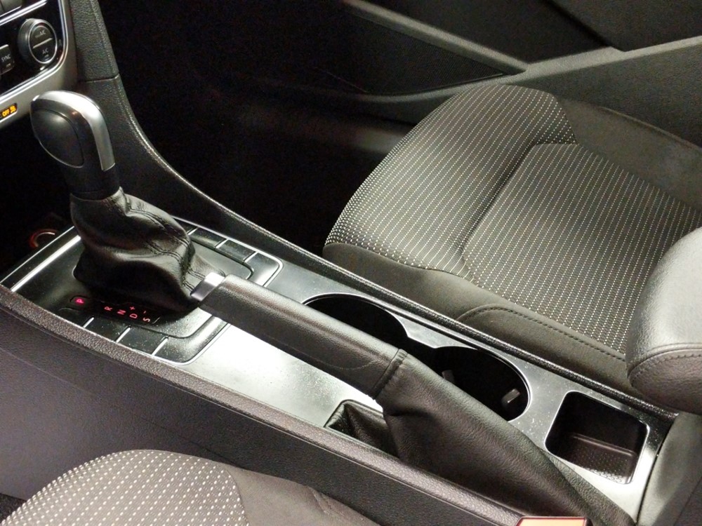 2016 Volkswagen Passat - Center Console/Cup Holders