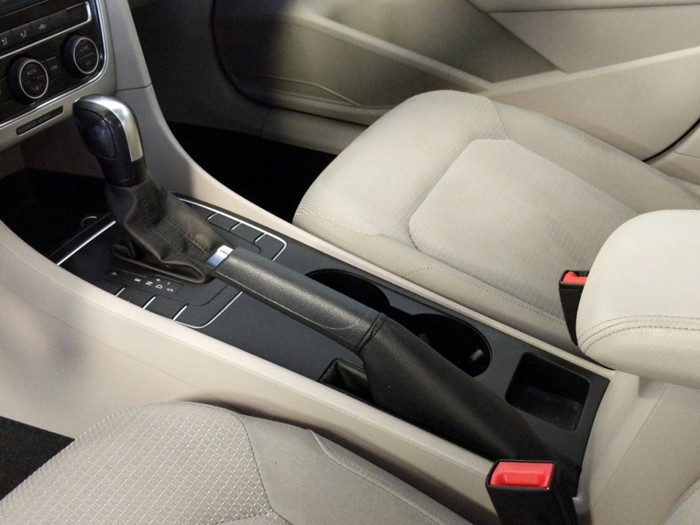 2016 Volkswagen Passat - Center Console/Cup Holders