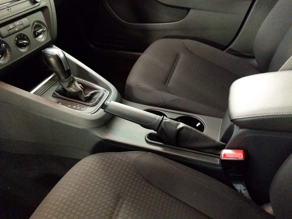 2016 Volkswagen Jetta - Center Console/Cup Holders