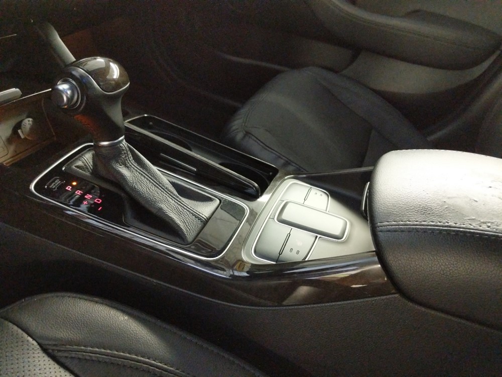 2015 Kia Cadenza - Center Console/Cup Holders
