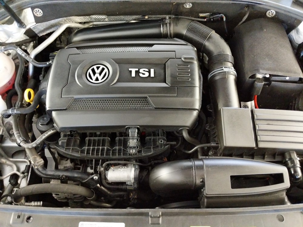 2015 Volkswagen Passat - Engine