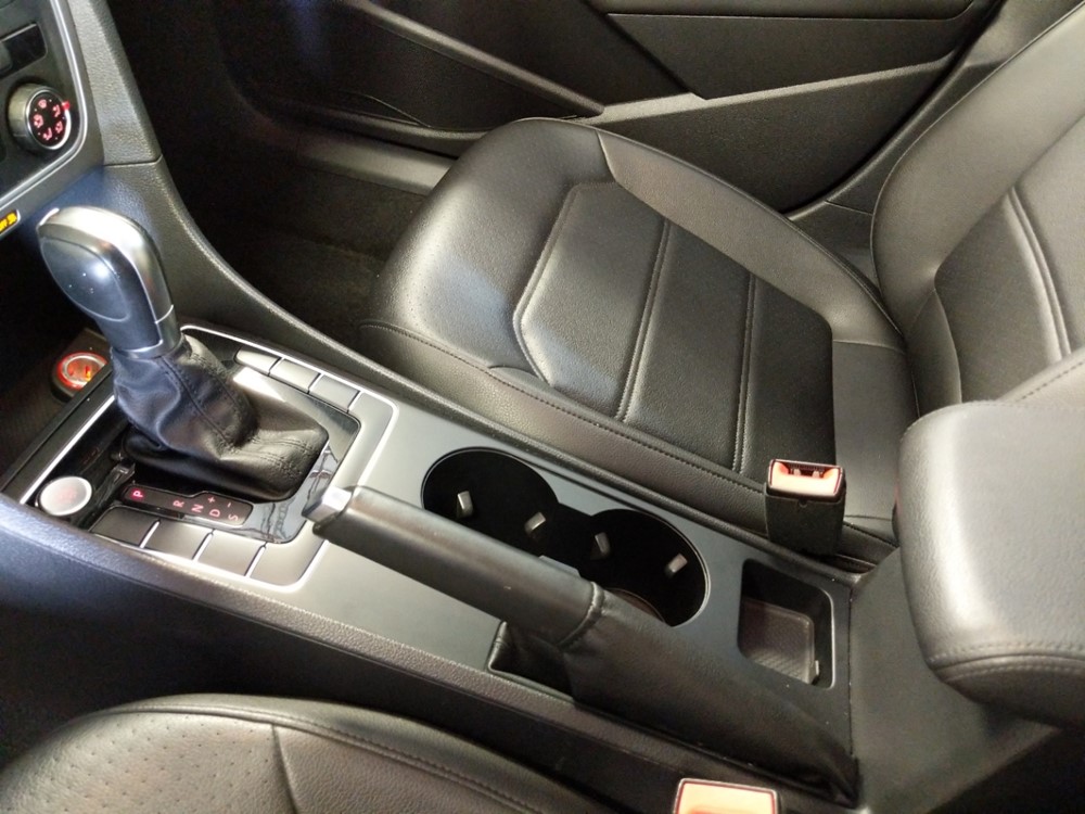 2015 Volkswagen Passat - Center Console/Cup Holders