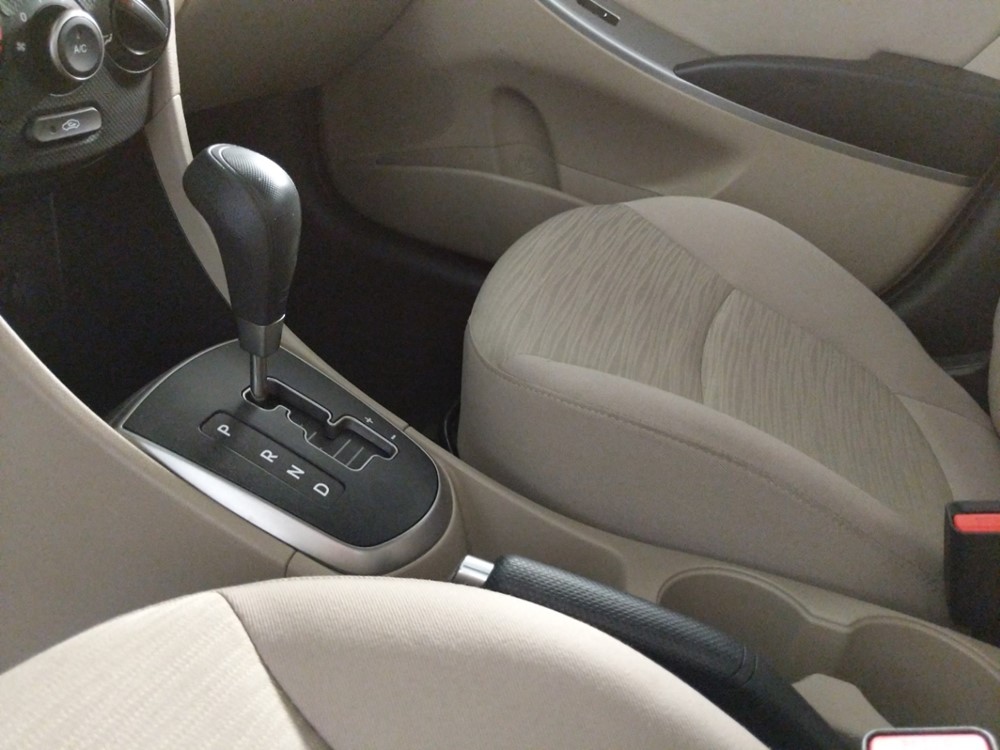 2017 Hyundai Accent - Center Console/Cup Holders