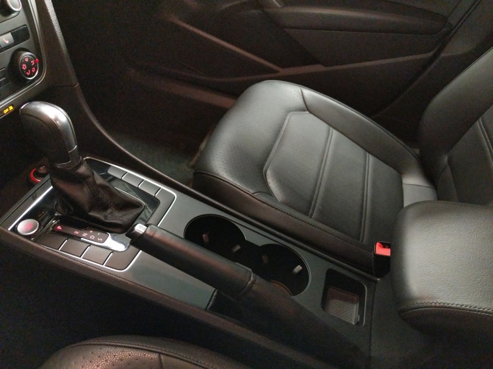 2015 Volkswagen Passat - Center Console/Cup Holders