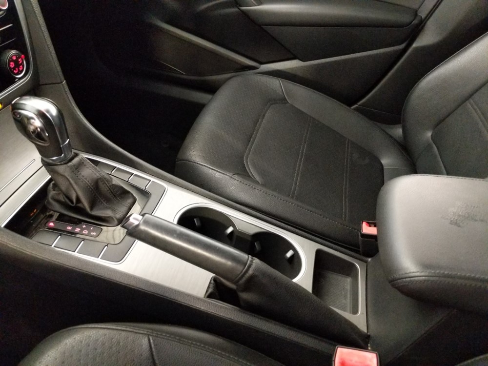2014 Volkswagen Passat - Center Console/Cup Holders