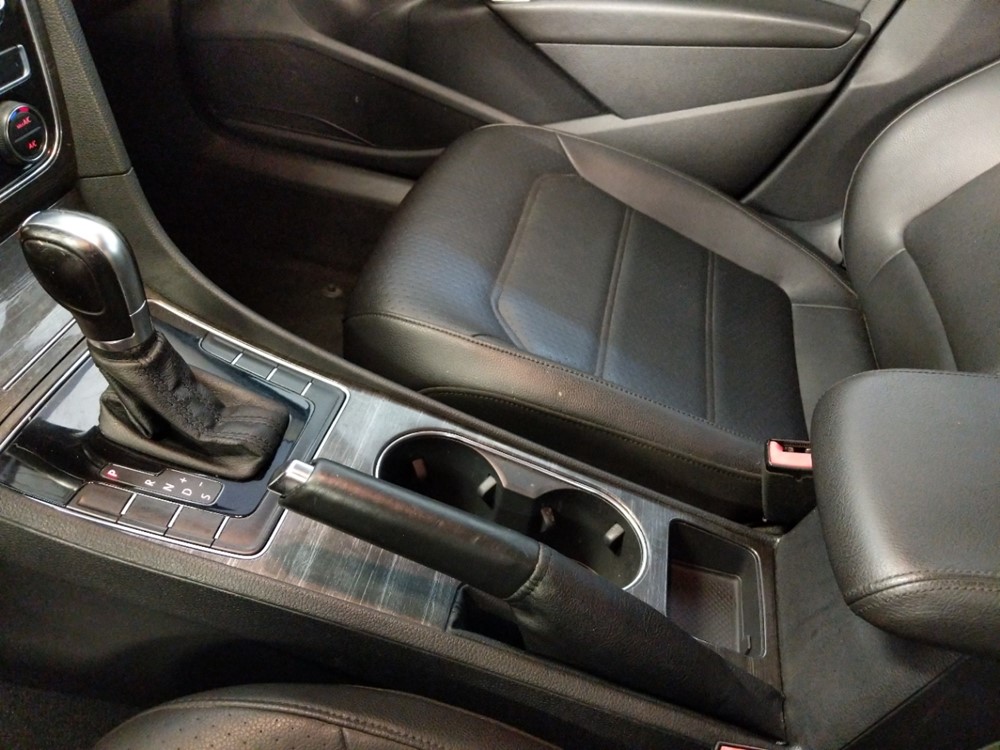 2016 Volkswagen Passat - Center Console/Cup Holders