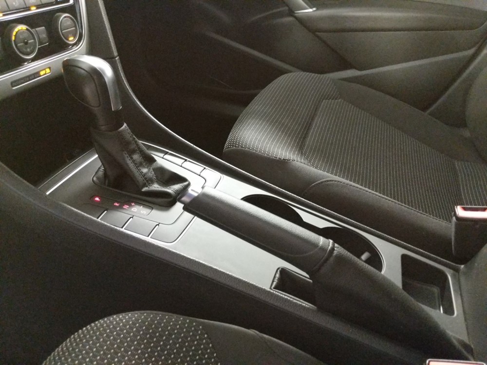 2016 Volkswagen Passat - Center Console/Cup Holders