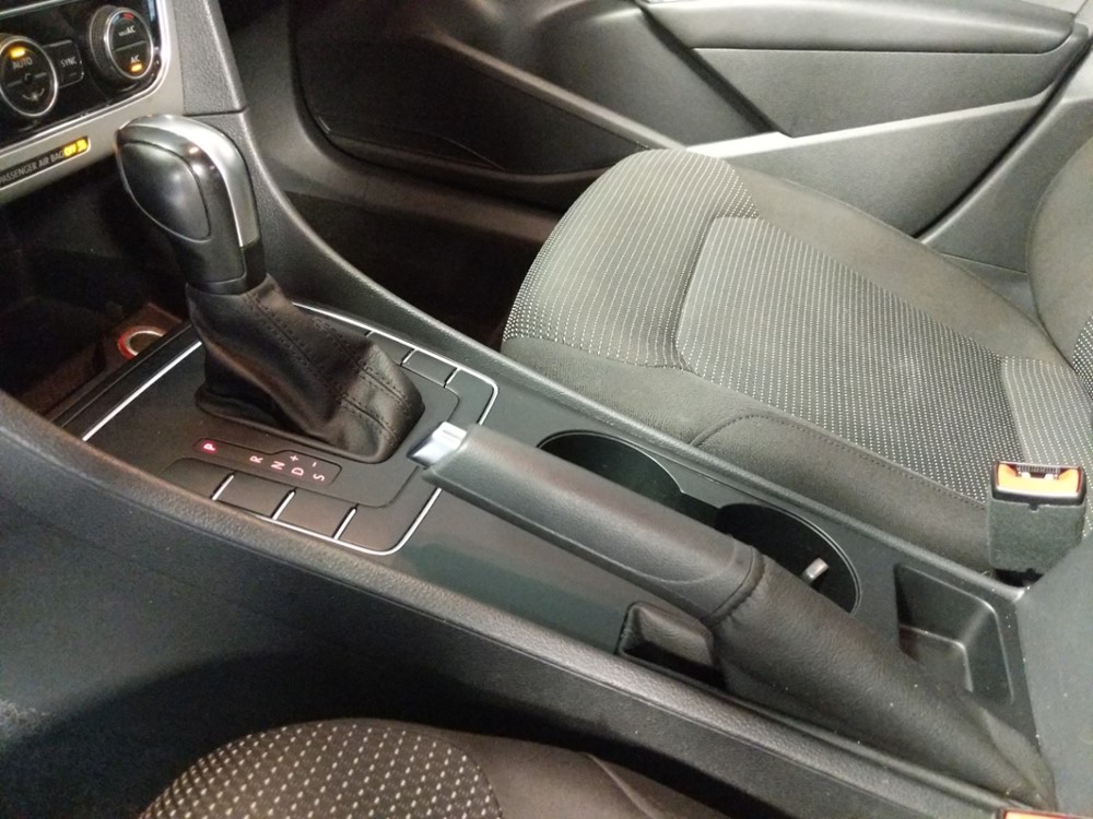 2016 Volkswagen Passat - Center Console/Cup Holders
