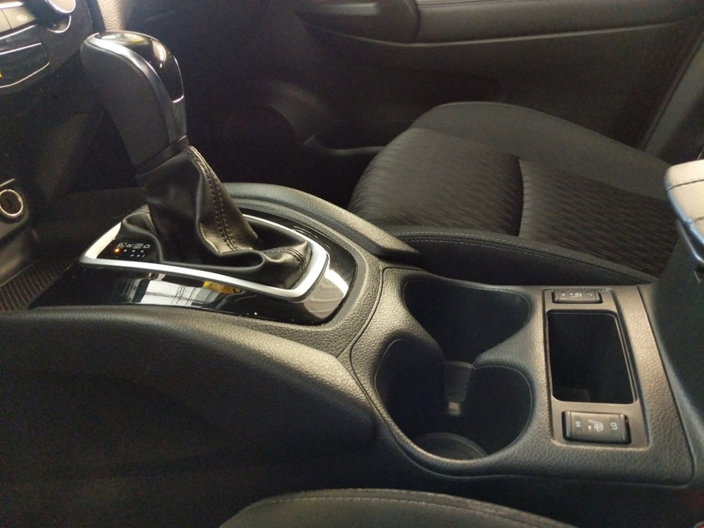 2018 Nissan Rogue - Center Console/Cup Holders