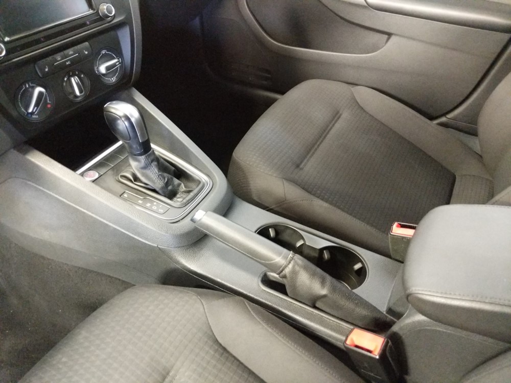 2016 Volkswagen Jetta - Center Console/Cup Holders