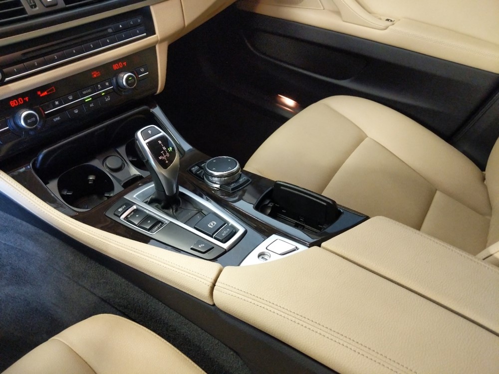 2016 BMW 528i - Center Console/Cup Holders